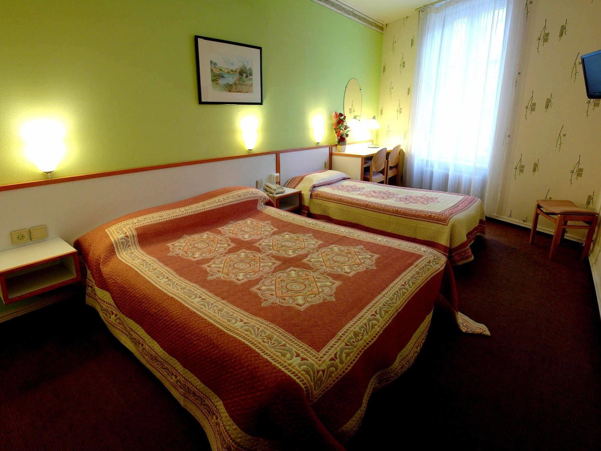 Logis Hotel Les Chardons Bleus Restaurant Le Bistrot De La Mer Роскоф Экстерьер фото